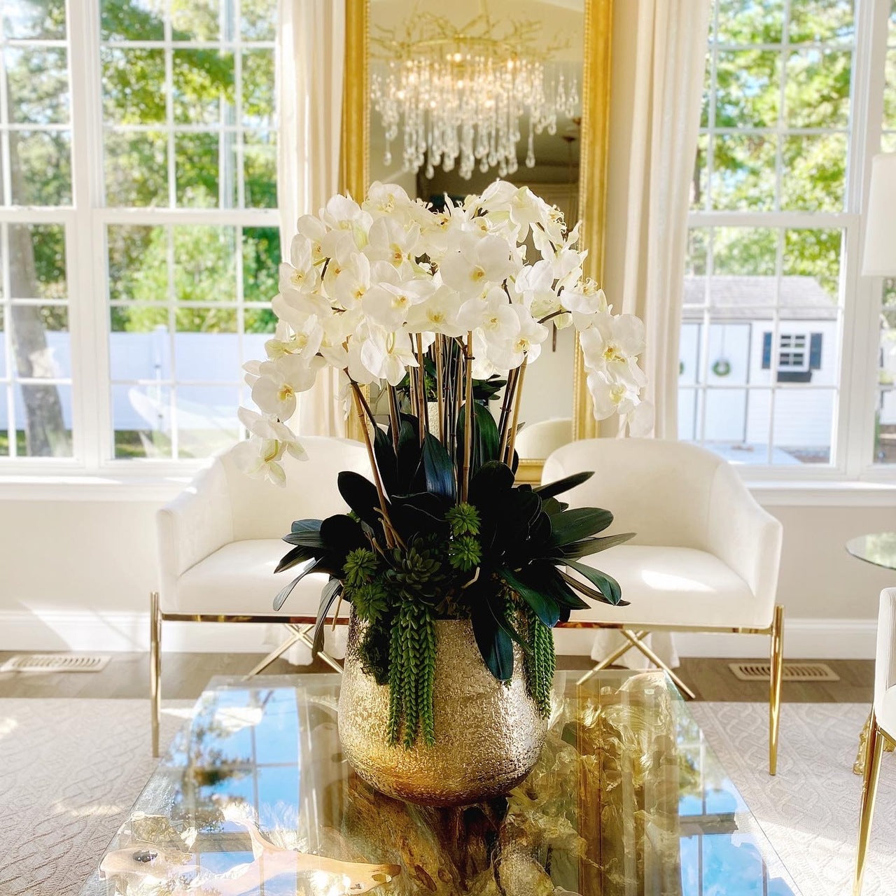 Jarrón dorado Delaney con múltiples tallos de orquídeas Phalaenopsis y suculentas