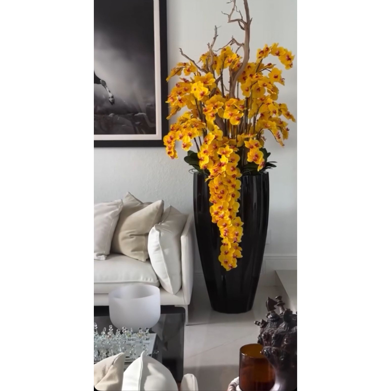 Jarrón San José en negro brillante con orquídeas amarillas en cascada