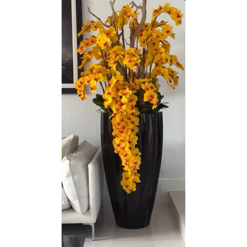 Jarrón San José en negro brillante con orquídeas amarillas en cascada
