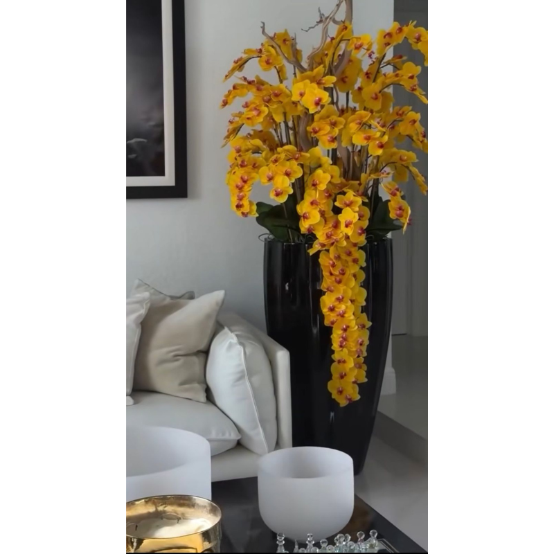 Jarrón San José en negro brillante con orquídeas amarillas en cascada