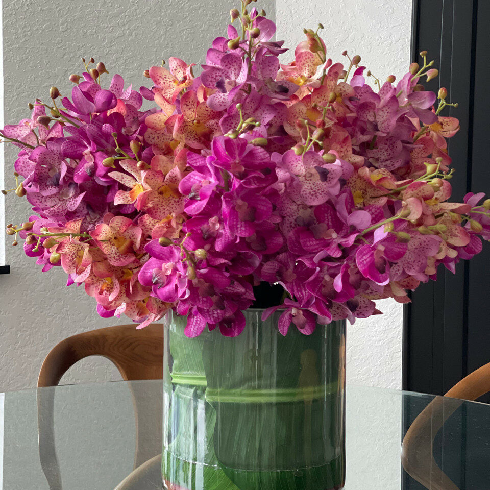 Orquídeas Mokara mixtas en un cilindro rotatorio grande
