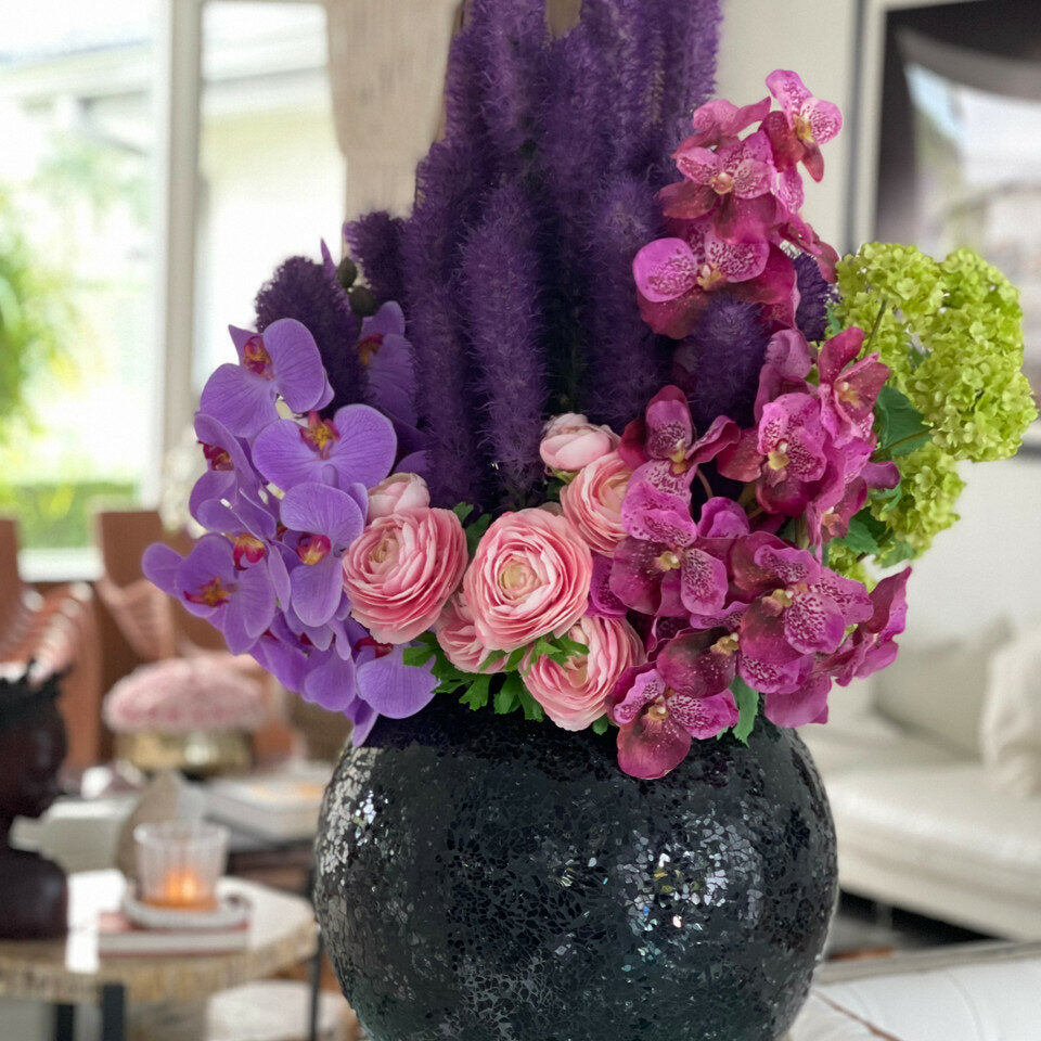 Jarrón de mosaico negro con liatris y orquídeas