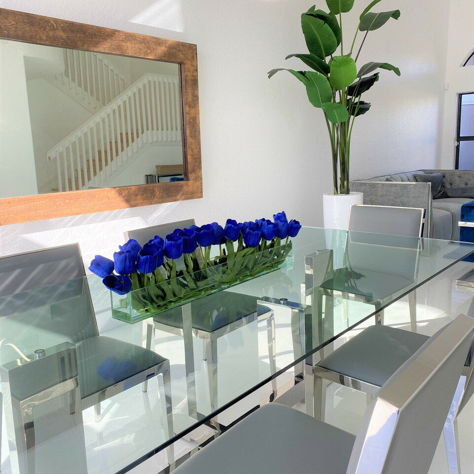 Jarrón de cristal moderno con tulipanes azules.