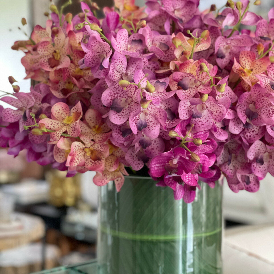 Orquídeas Mokara mixtas en un cilindro rotatorio grande