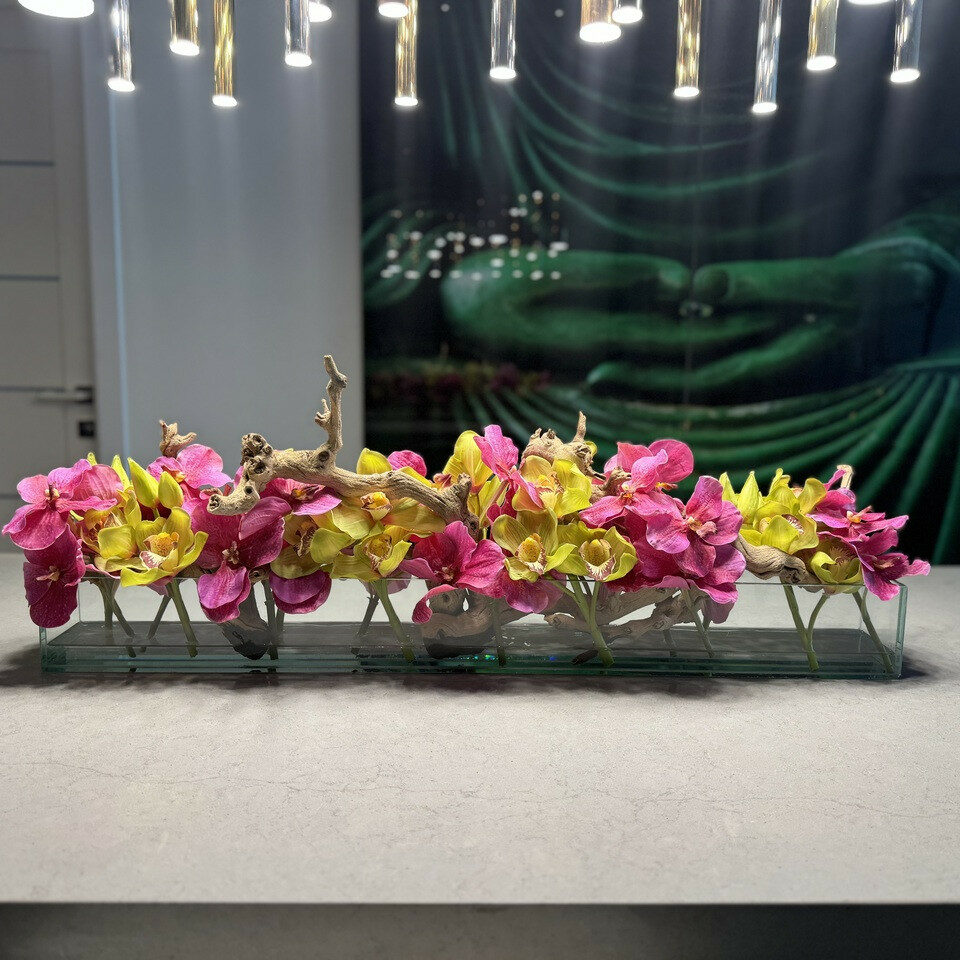 Vase en verre Casa Moderna avec vandas roses et cymbides vertes