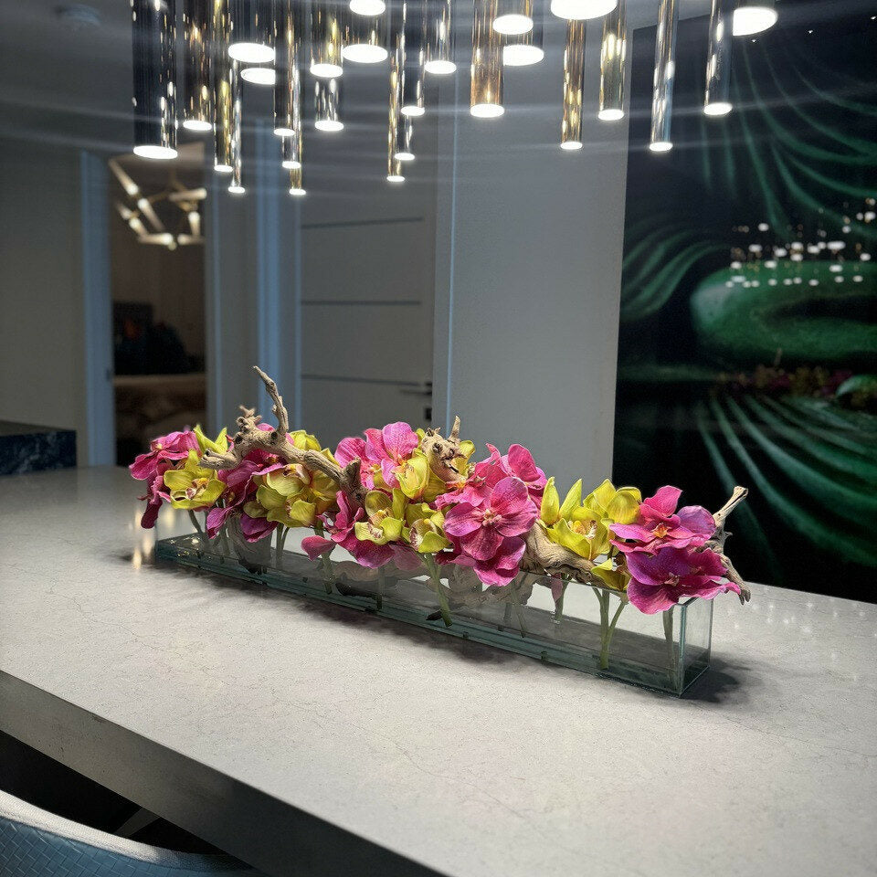 Vase en verre Casa Moderna avec vandas roses et cymbides vertes