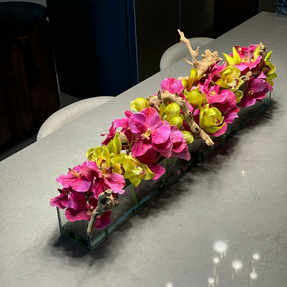 Vase en verre Casa Moderna avec vandas roses et cymbides vertes