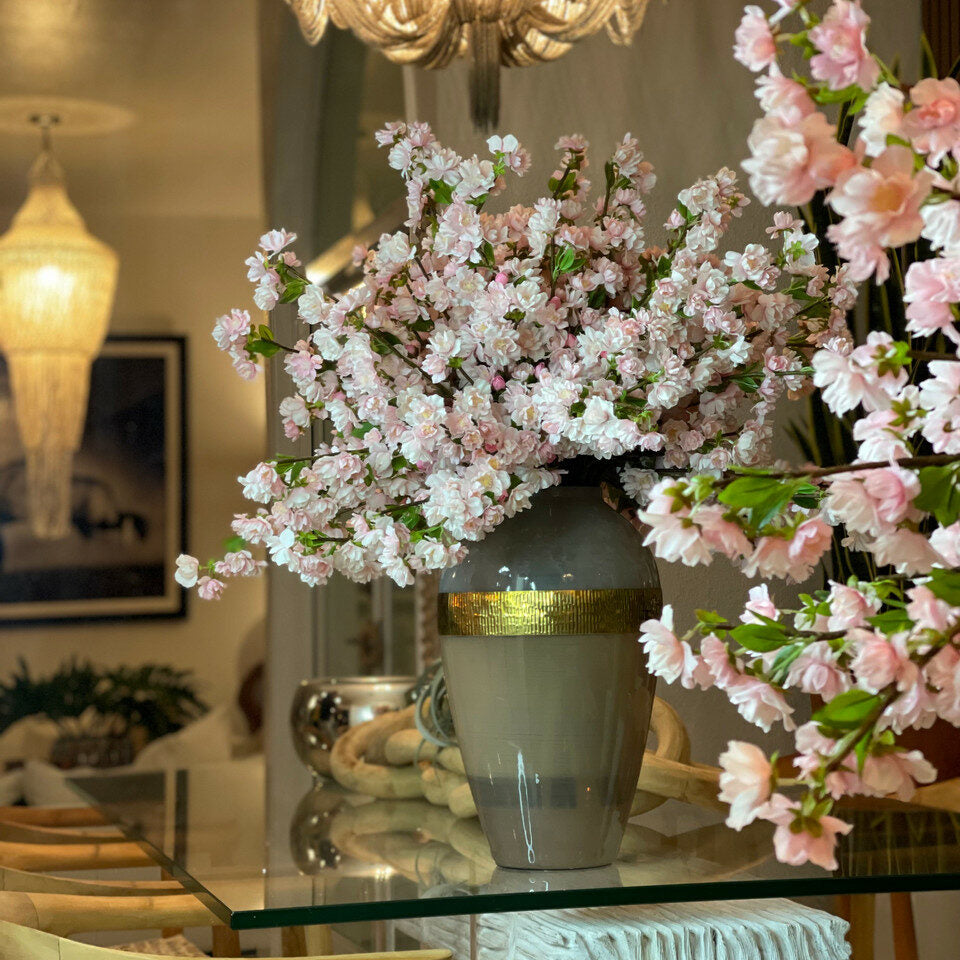 Jarrón de la Diosa con flores de cerezo rosas