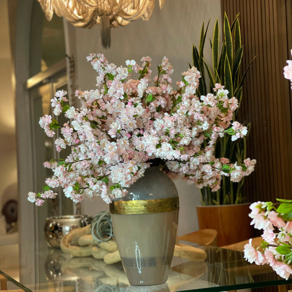 Jarrón de la Diosa con flores de cerezo rosas