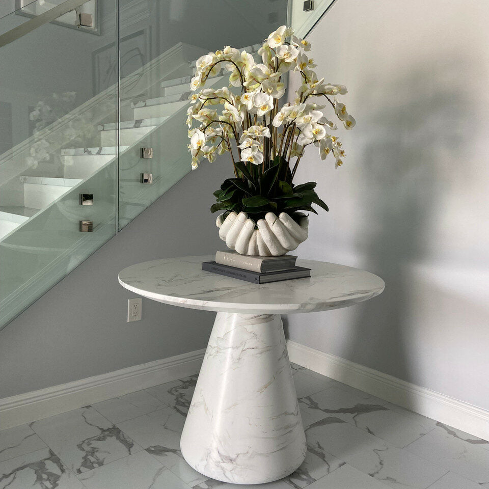 Orchidées Phalaenopsis blanches dans une sculpture ouverte en verre