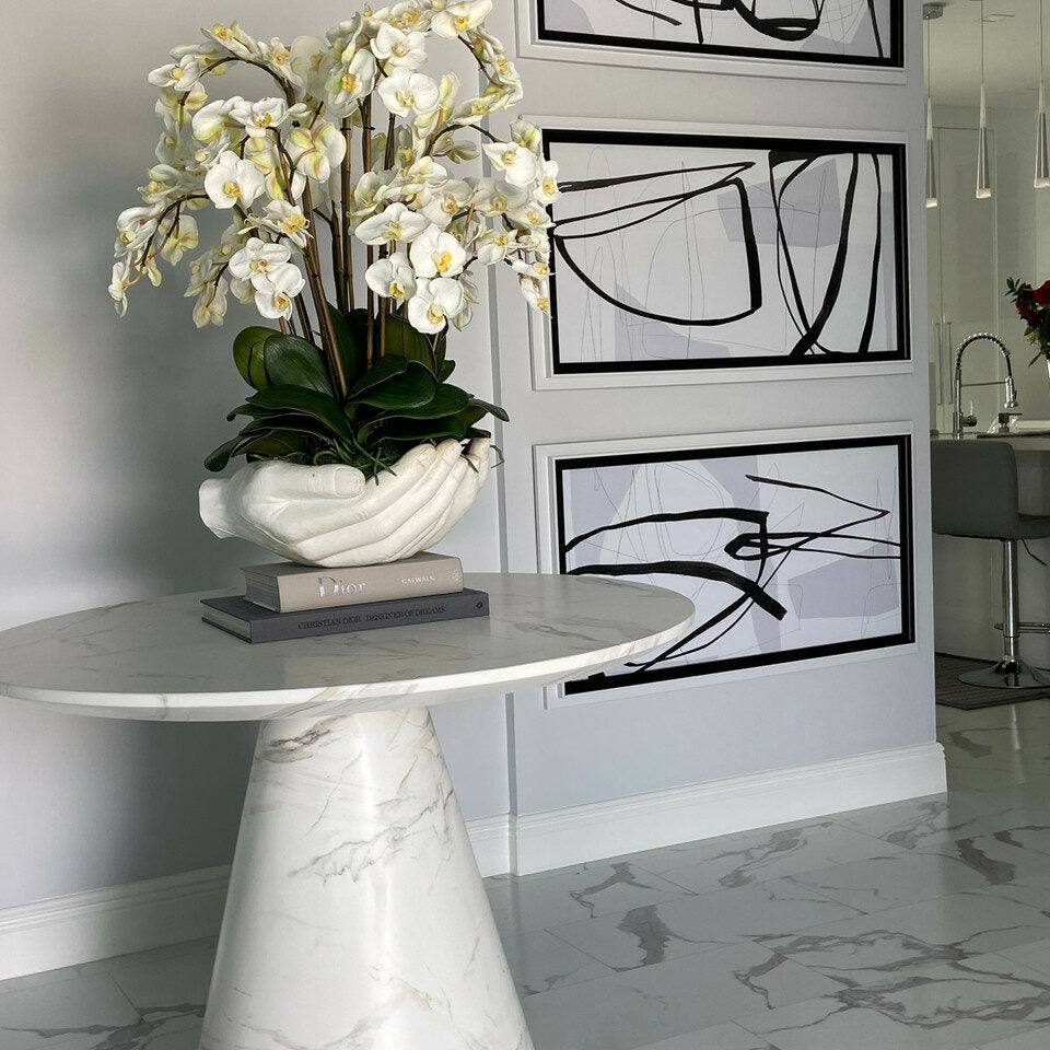 Orchidées Phalaenopsis blanches dans une sculpture ouverte en verre