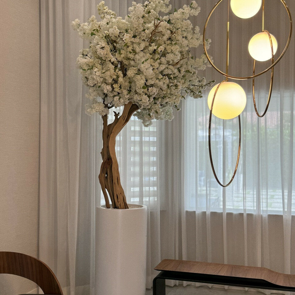 Jarrón St. Tropez beige mate con cerezo en flor blanca