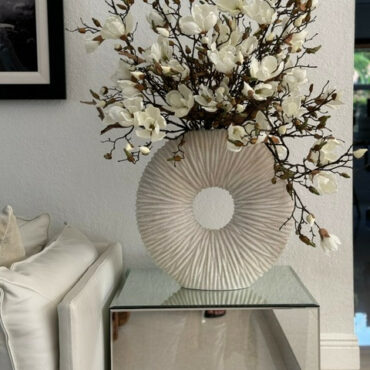 Gran jarrón de eternidad con magnolias y madera flotante