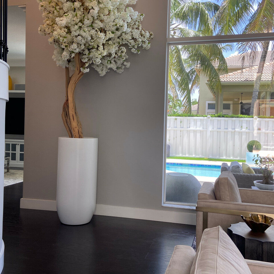 Jarrón St. Tropez beige mate con cerezo en flor blanca