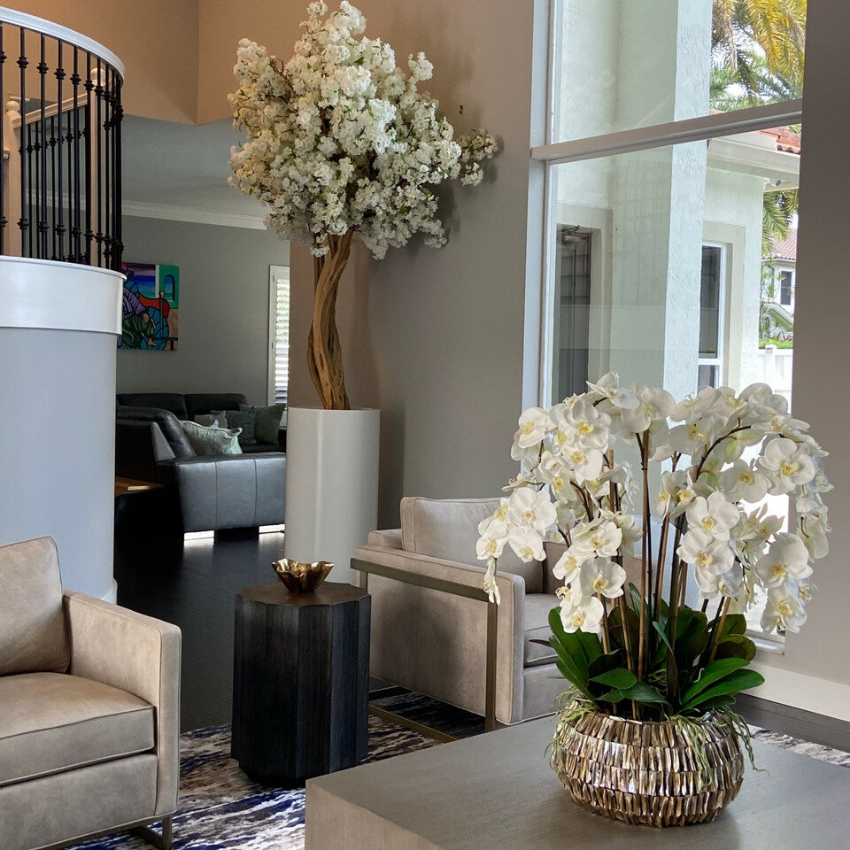 Jarrón St. Tropez beige mate con cerezo en flor blanca
