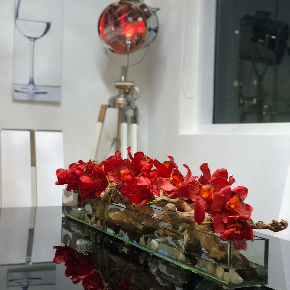 Maceta de vidrio moderna de 122 cm con cymbidiums rojos