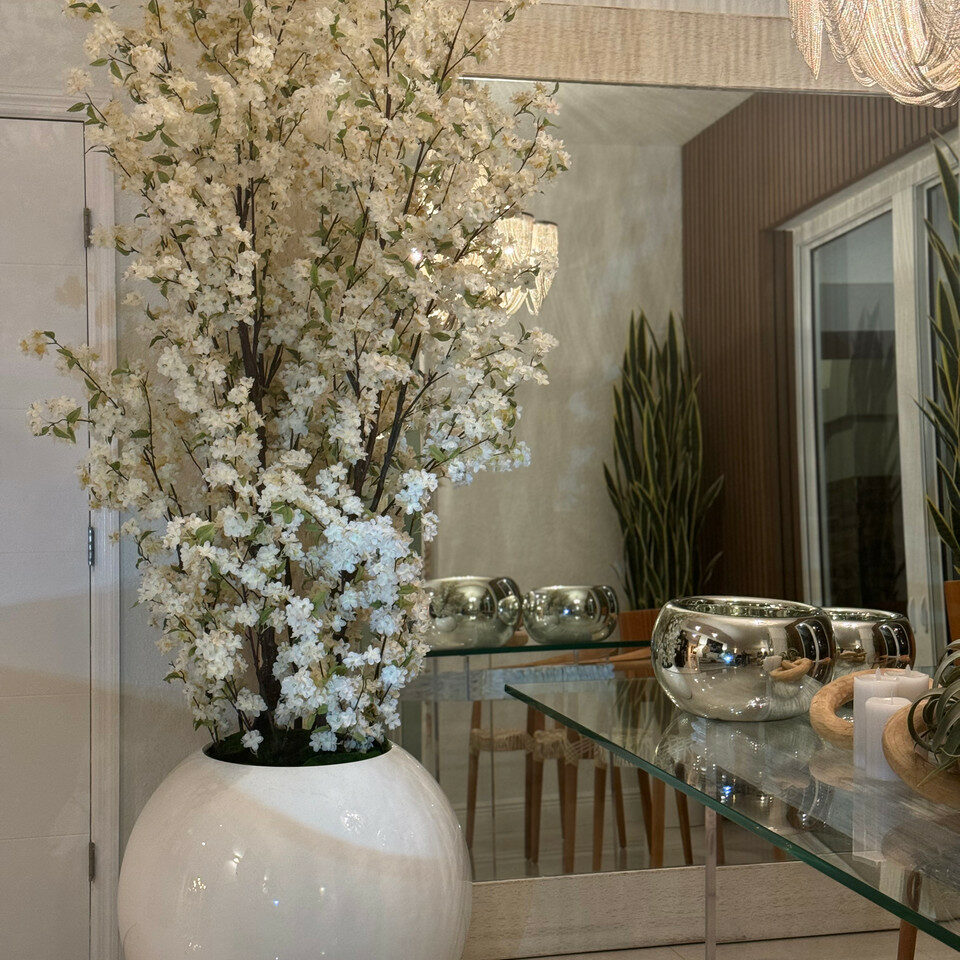 Ballon en verre blanc brillant de 30 pouces avec bouquets de fleurs de cerisier blanches