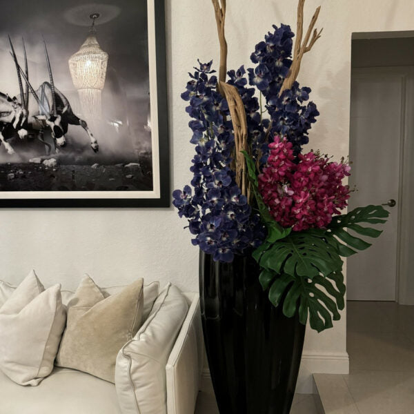 Jarrón San José en negro brillante con orquídeas Vanda