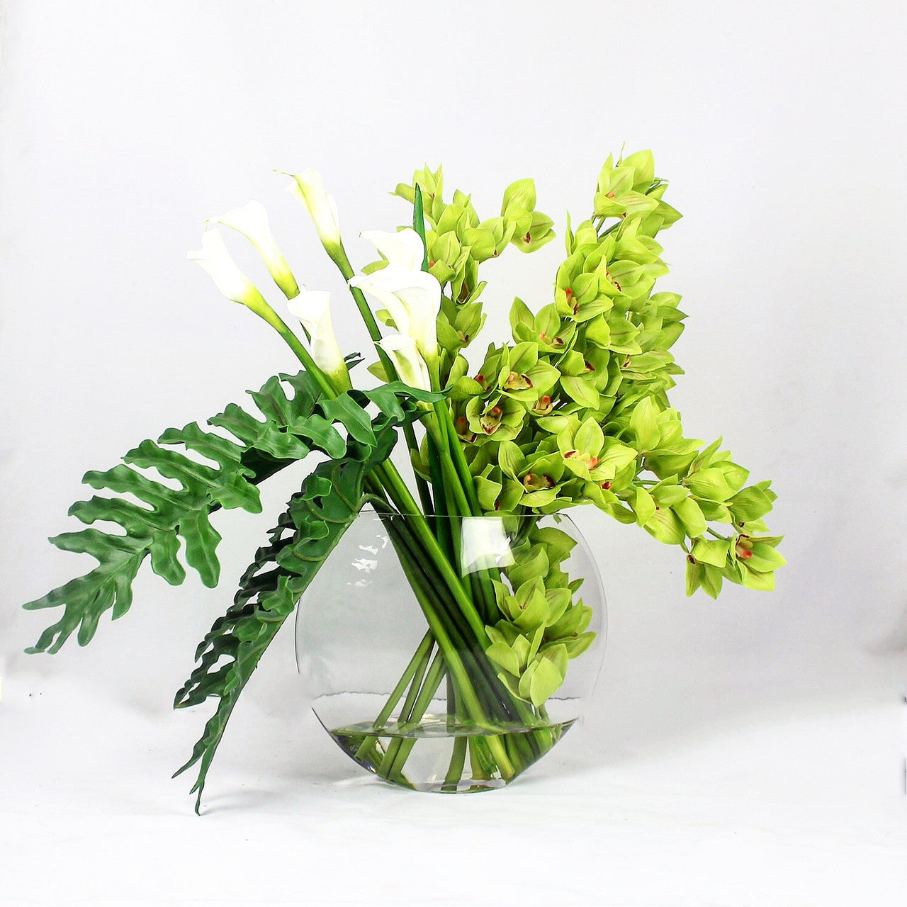 Jarrón lunar con cymbidiums verdes y calas