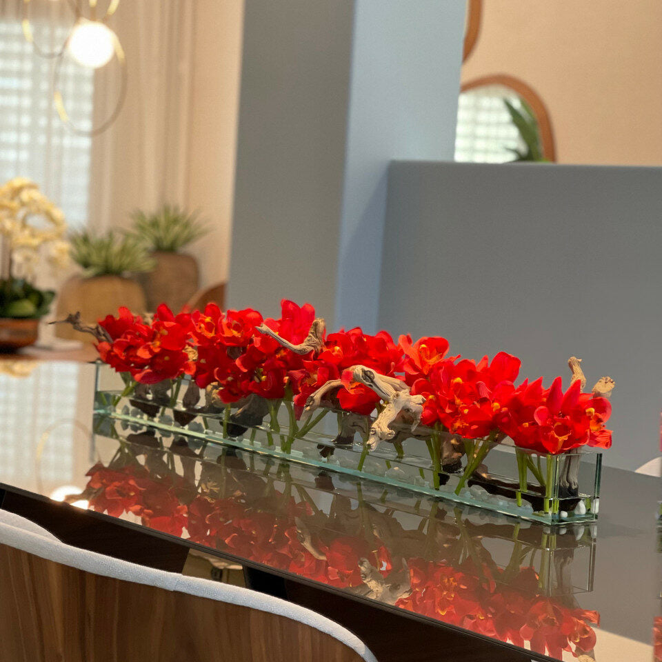 Jarrón de cristal de casa moderna con cymbidia roja
