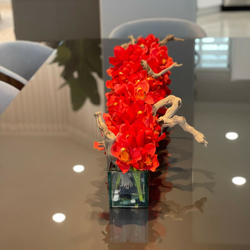 Jarrón de cristal de casa moderna con cymbidia roja