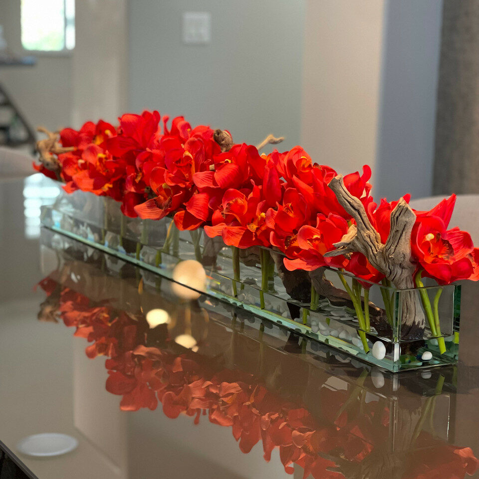 Jarrón de cristal de casa moderna con cymbidia roja