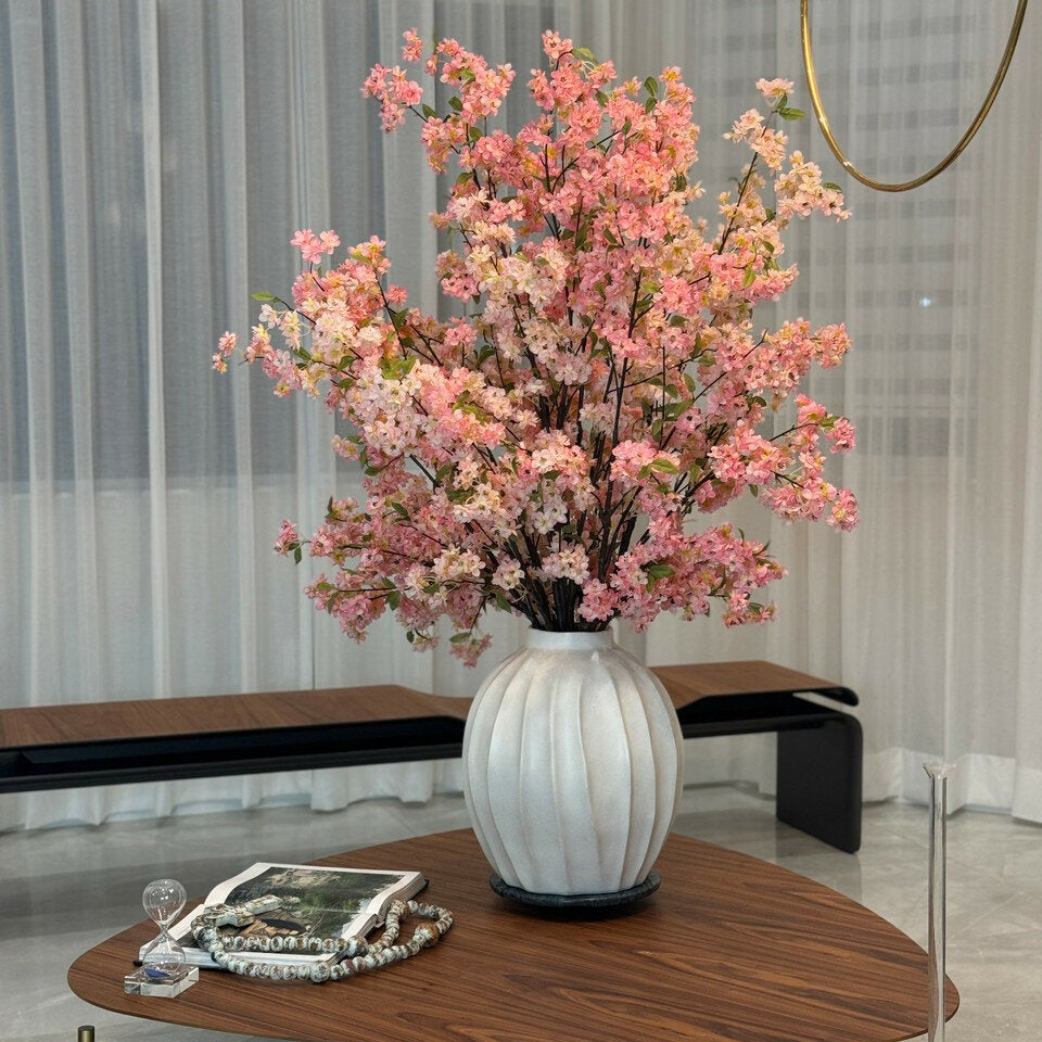 Jarrón Astoria con flores de cerezo rosas