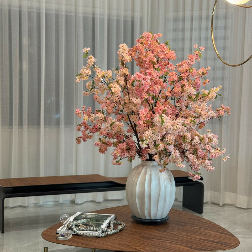Jarrón Astoria con flores de cerezo rosas