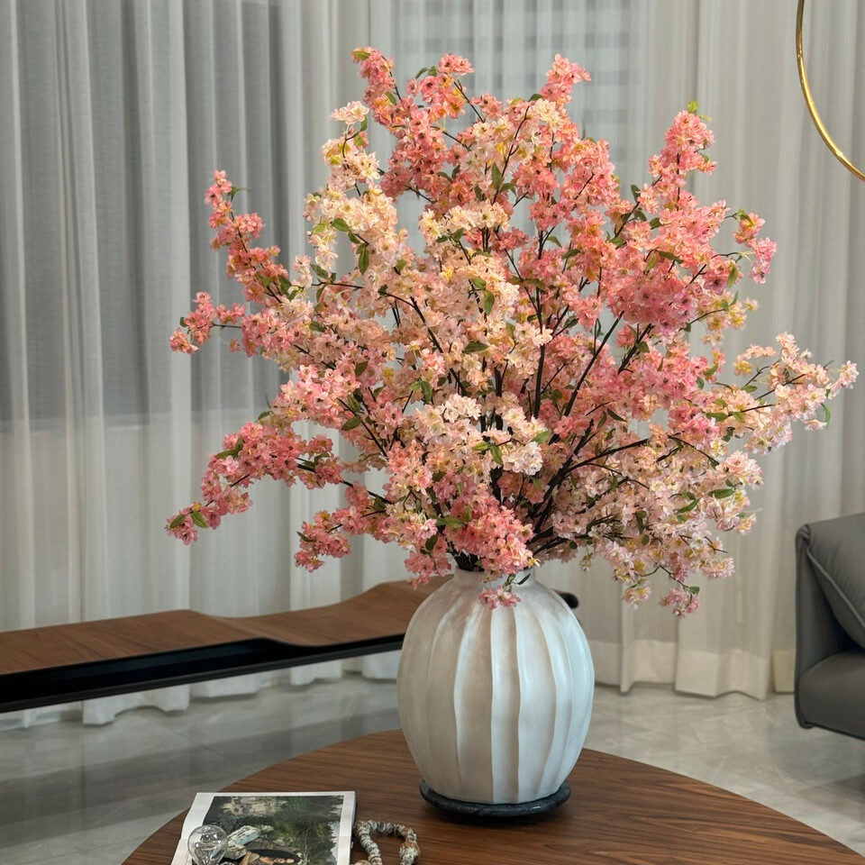 Jarrón Astoria con flores de cerezo rosas