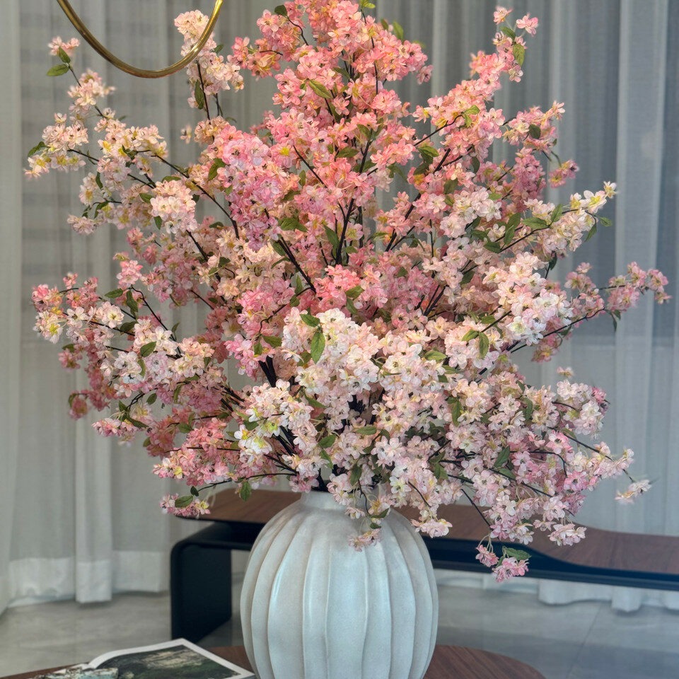Jarrón Astoria con flores de cerezo rosas