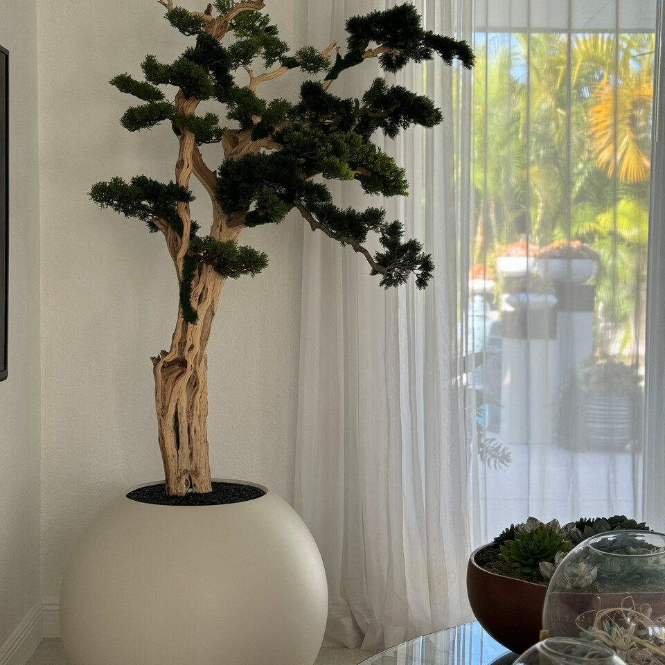 Árbol bonsái pisado en globo beige satinado de 30"