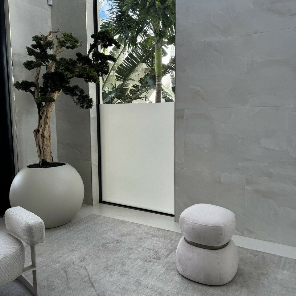 Árbol bonsái pisado en globo beige satinado de 30"
