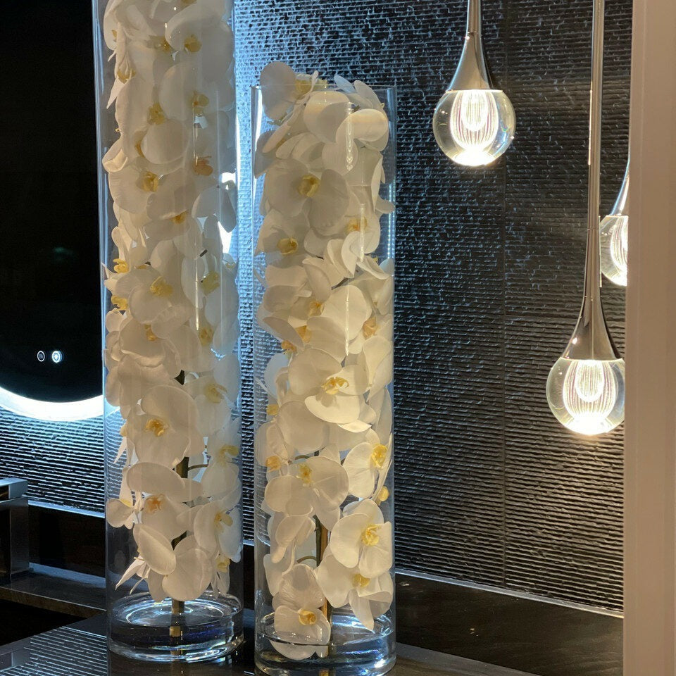Cilindro de vidrio con orquídeas Phalaenopsis blancas