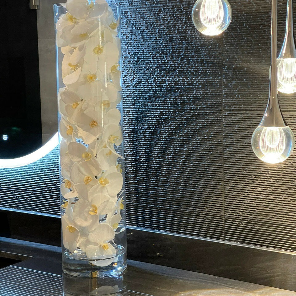 Cilindro de vidrio con orquídeas Phalaenopsis blancas