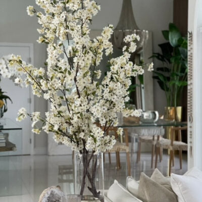 Flores de cerezo en un cilindro de vidrio de 16″