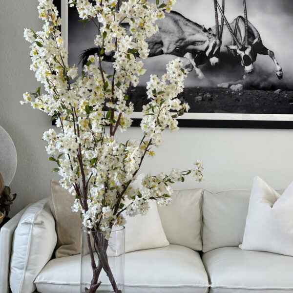 Flores de cerezo en un cilindro de vidrio de 16″