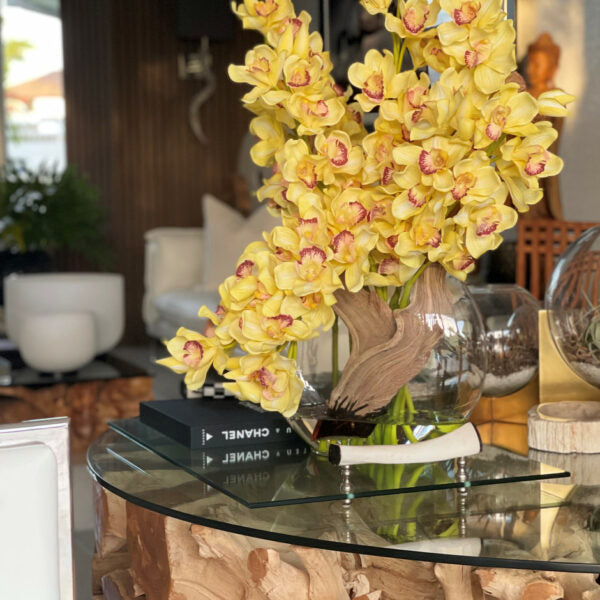 Cymbidiums amarillos en un jarrón lunar