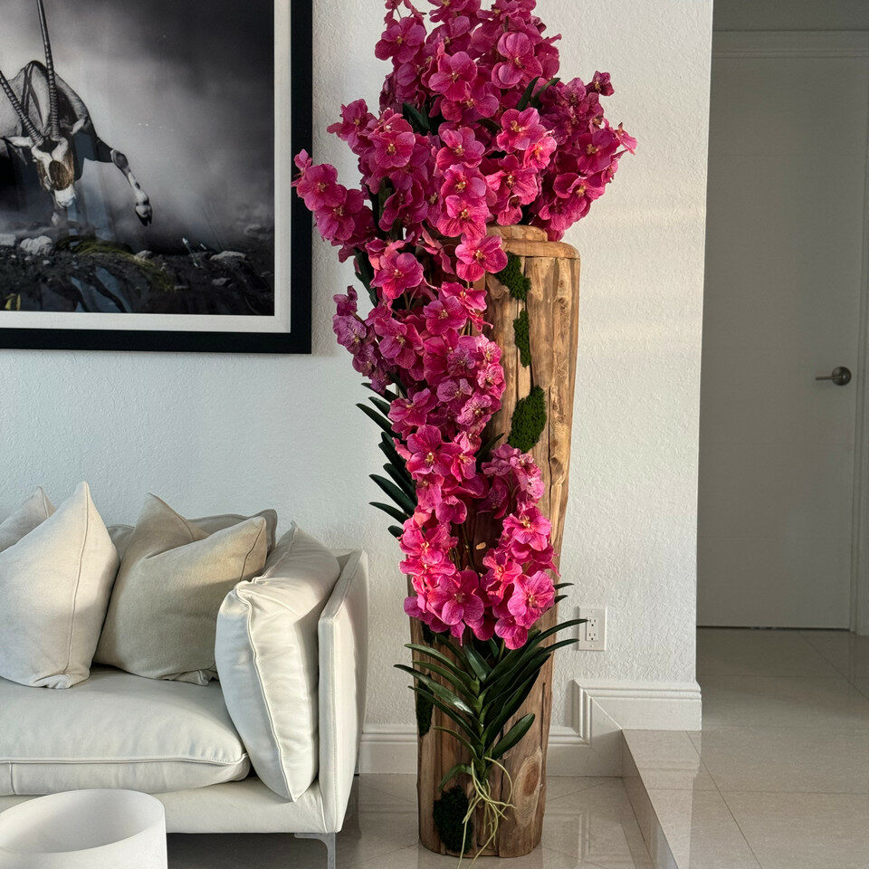 Gran jarrón de teca con bordes naturales y orquídeas Vanda rosas