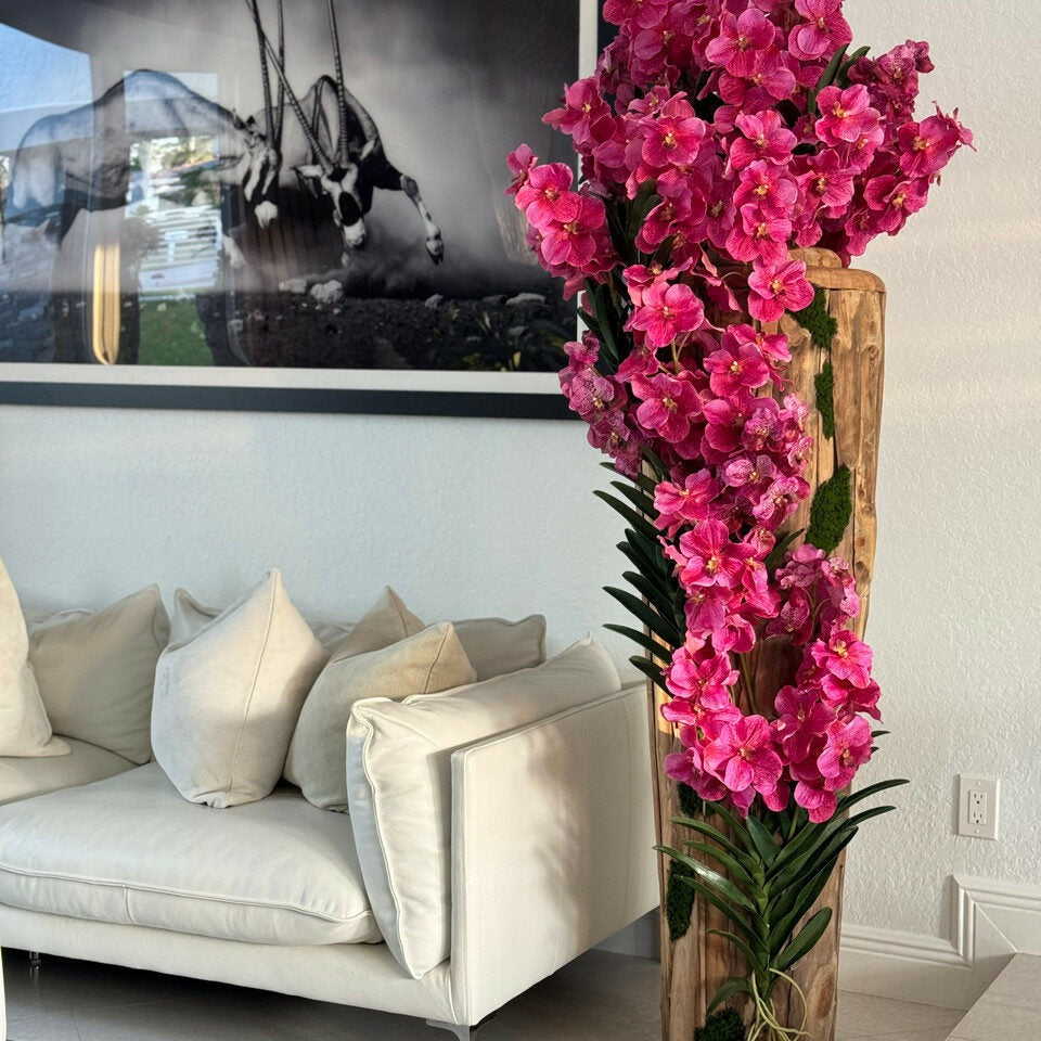 Gran jarrón de teca con bordes naturales y orquídeas Vanda rosas