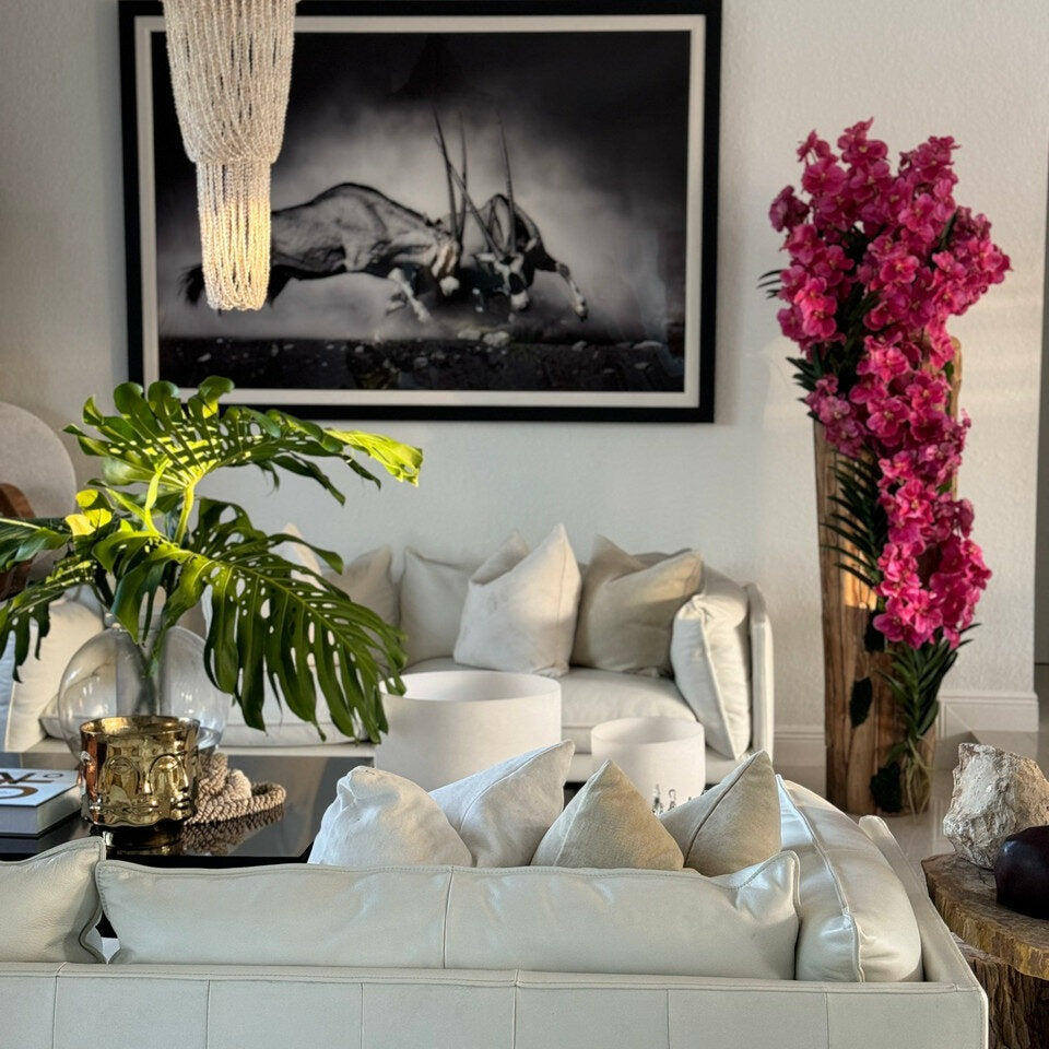 Gran jarrón de teca con bordes naturales y orquídeas Vanda rosas