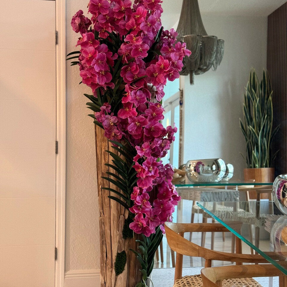 Gran jarrón de teca con bordes naturales y orquídeas Vanda rosas