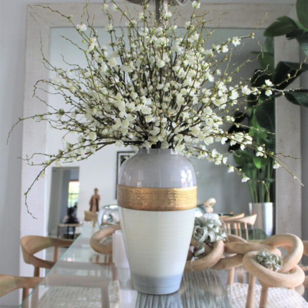 Jarrón de la Diosa con Ramas de Flor de Cerezo