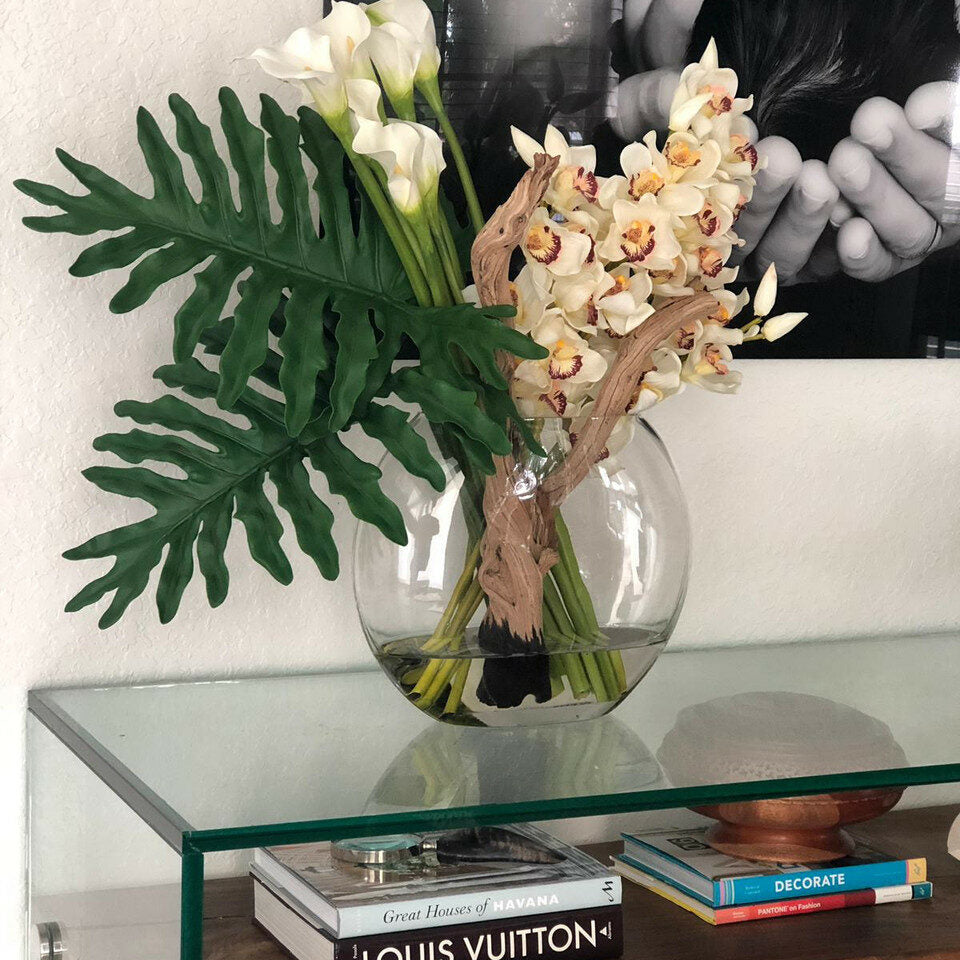 Verre lunaire avec cymbidiums et callas