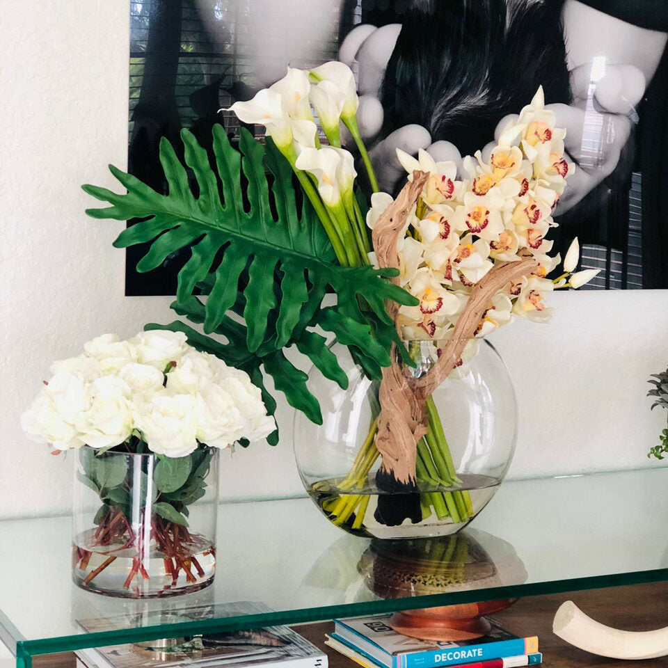 Verre lunaire avec cymbidiums et callas
