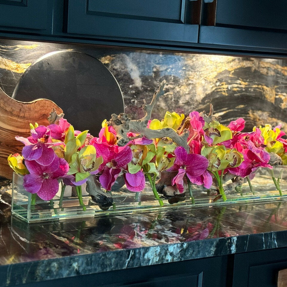 Vase en verre Casa Moderna avec vandas roses et cymbides vertes