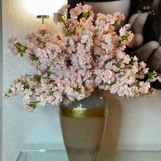 Jarrón de la Diosa con flores de cerezo rosas