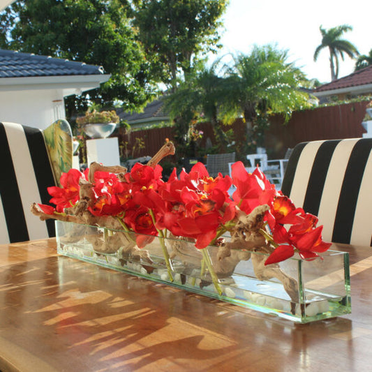 Maceta de vidrio moderna de 122 cm con cymbidiums rojos