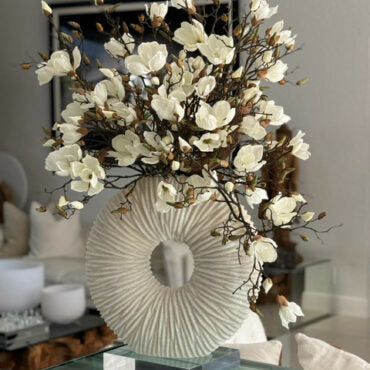 Gran jarrón de eternidad con magnolias y madera flotante