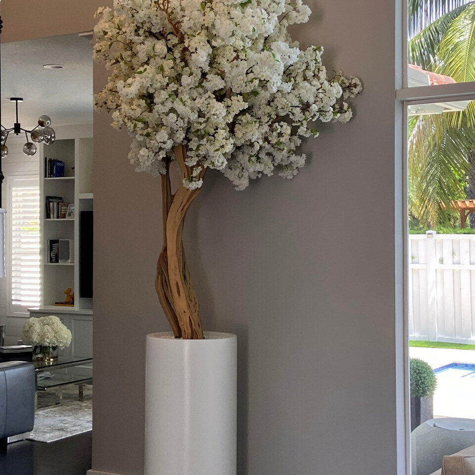 Jarrón St. Tropez beige mate con cerezo en flor blanca