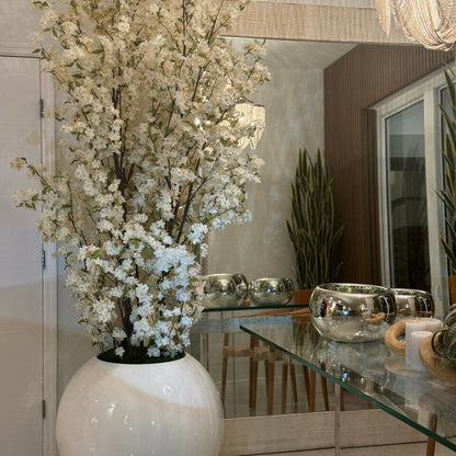 Ballon en verre blanc brillant de 30 pouces avec bouquets de fleurs de cerisier blanches